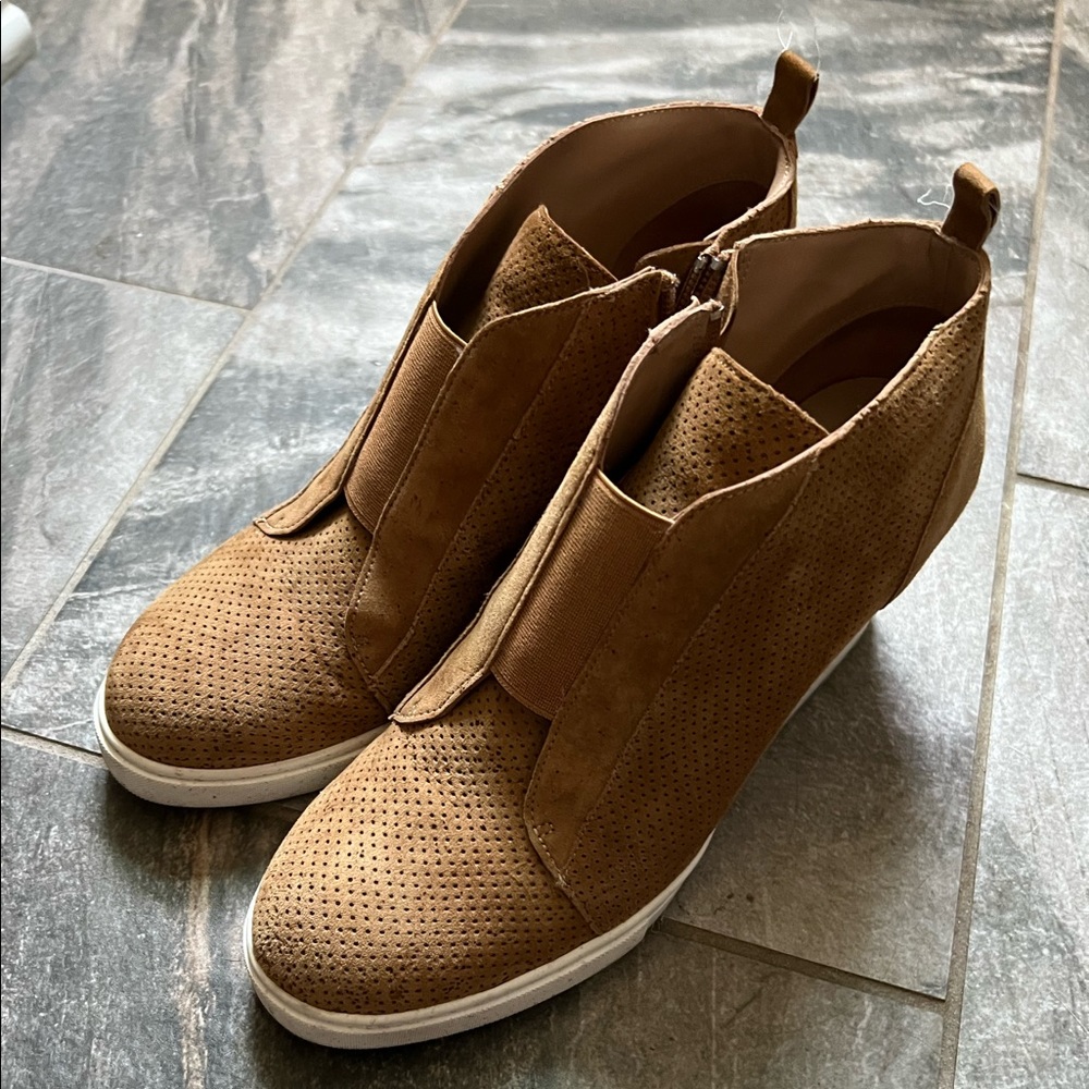 Lines Paolo Felicia Wedge Sneaker (7.5M)
